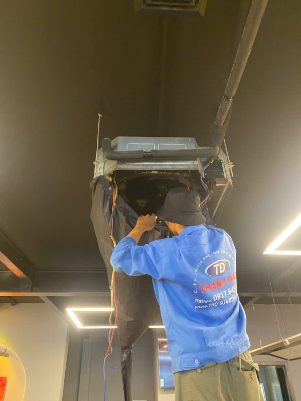 Dịch Vụ Vệ Sinh Máy Lạnh Âm Trần Quận 1